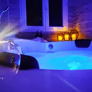  Couette-café A L'orée Des Pins - Indépendant Avec Baignoire Balnéo Et Cinéma En Sup - Info De L'hôte France